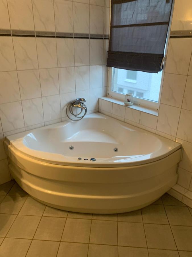 Mainpark Apartment 4 Schlafzimmer Bis Zu 10 Personen Direkt Ueber Aschaffapartment Bei Aschaffenburg Mainaschaff المظهر الخارجي الصورة
