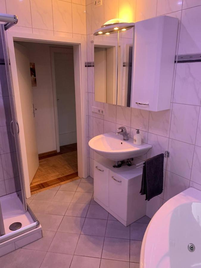 Mainpark Apartment 4 Schlafzimmer Bis Zu 10 Personen Direkt Ueber Aschaffapartment Bei Aschaffenburg Mainaschaff المظهر الخارجي الصورة